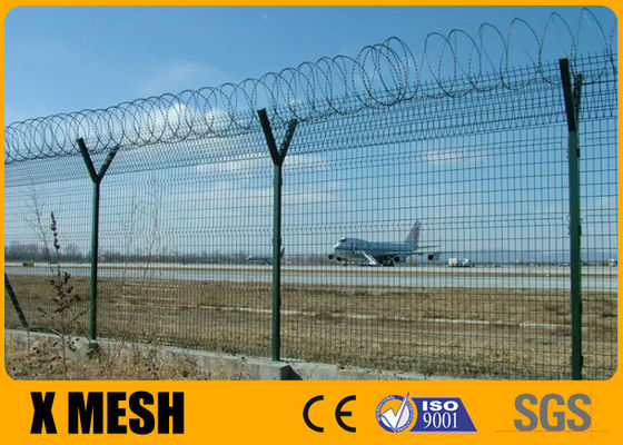 Cerca de perímetro Akzone Powder Coated do aeroporto da parte superior do arame farpado da lâmina do braço de Y 3.6m